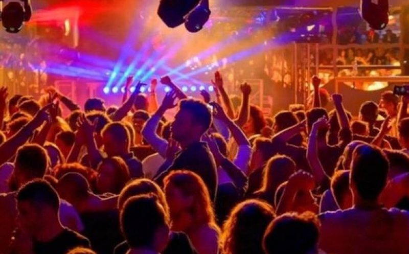 Discoteci închise şi mască în aer liber în ţara cu 479 de infectări pe zi