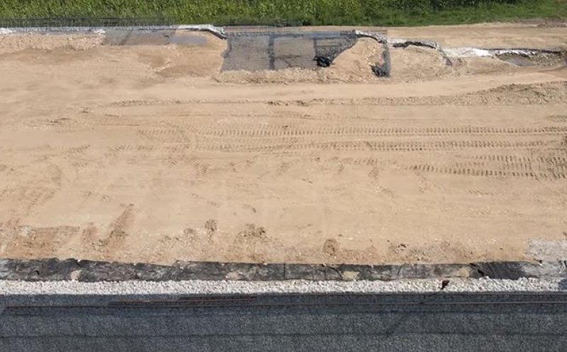 Au de ridicat un zid pe Autostrada Sebeș-Turda, dar ei împing o roabă cu pietre din stânga în dreapta