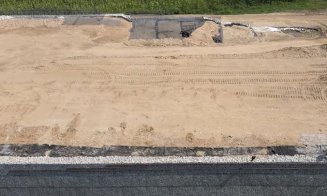 Au de ridicat un zid pe Autostrada Sebeș-Turda, dar ei împing o roabă cu pietre din stânga în dreapta