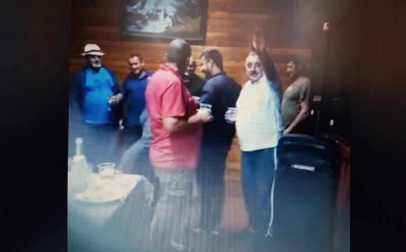 Un edil din Cluj chefuiește, pe manele, în plină pandemie