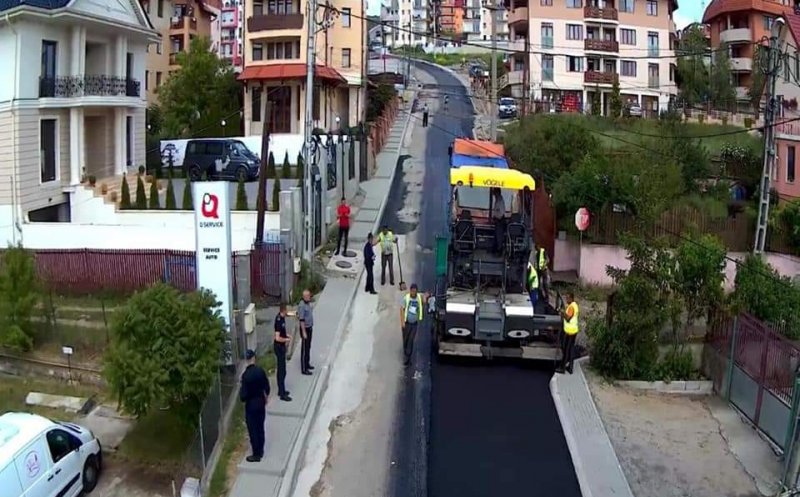 Asfalt pe strada Privighetorii. Continuă lucrările de modernizare pe alte 10 drumuri