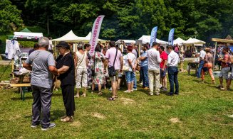Artiștii din Cluj fac atmosferă la concursul de gătit gulyas la ceaun