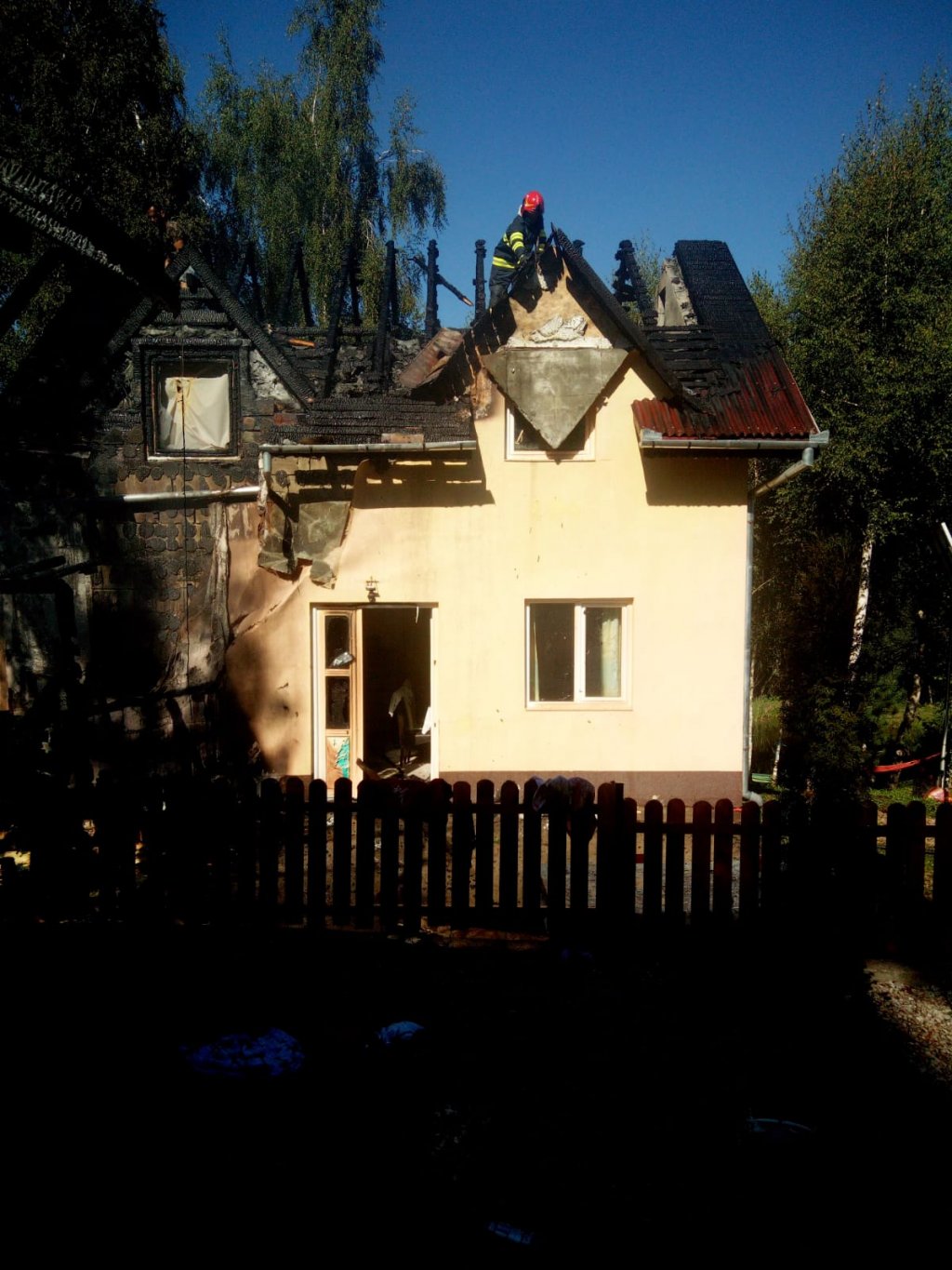 Turism cu flăcări la Mănăstireni. O cabană a luat foc