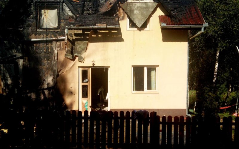 Turism cu flăcări la Mănăstireni. O cabană a luat foc