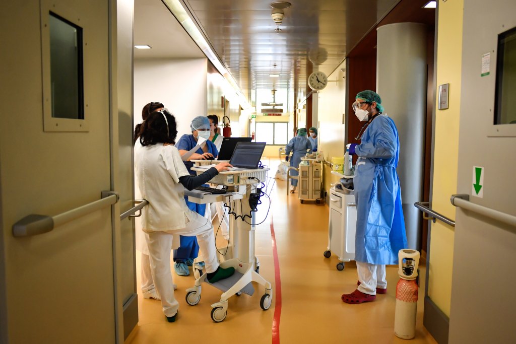 5.597 de cadre medicale din România s-au îmbolnăvit de COVID-19, iar 28 au murit