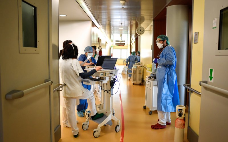 5.597 de cadre medicale din România s-au îmbolnăvit de COVID-19, iar 28 au murit