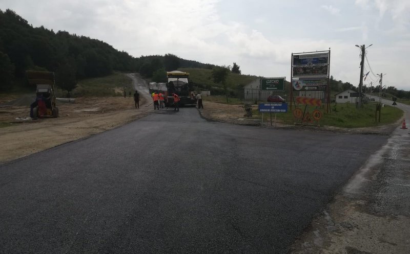 Au început lucrările de asfaltare pe drumul spre Micești