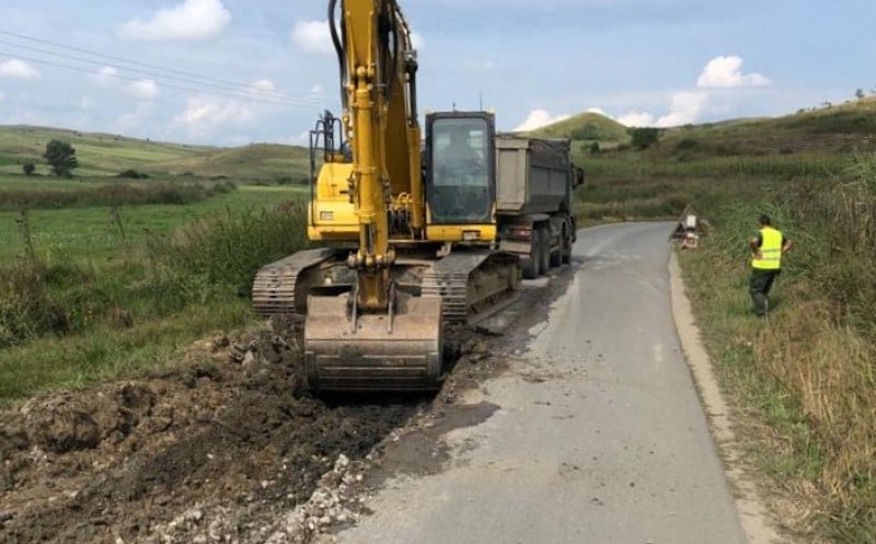 Asfalt și reparații pe un tronson de 3,2 km de drum județean