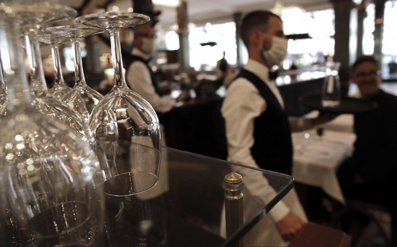 Guvernul spune că va permite deschiderea restaurantelor de la 1 septembrie