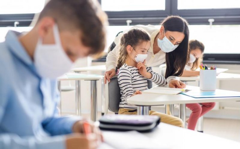 OUG: Părinţii salariaţi vor primi zile libere plătite dacă şcolile se închid din cauza COVID-19