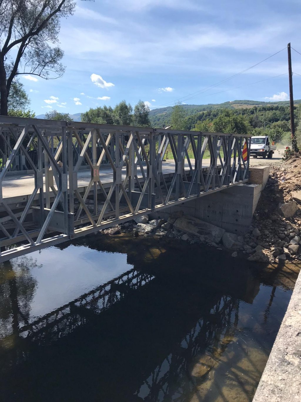 A fost instalat podul metalic spre Valea Drăganului. Trafic alternativ, pe câte un sens