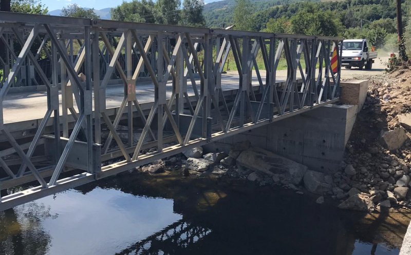 A fost instalat podul metalic spre Valea Drăganului. Trafic alternativ, pe câte un sens