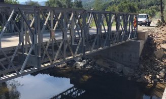 A fost instalat podul metalic spre Valea Drăganului. Trafic alternativ, pe câte un sens