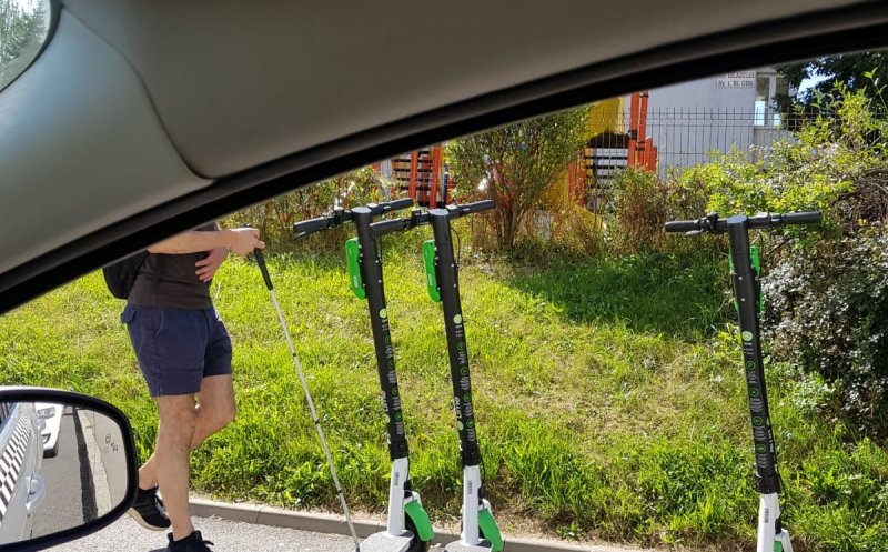 Trotinetele electrice de pe trotuarele din Cluj, pericol pentru nevăzători