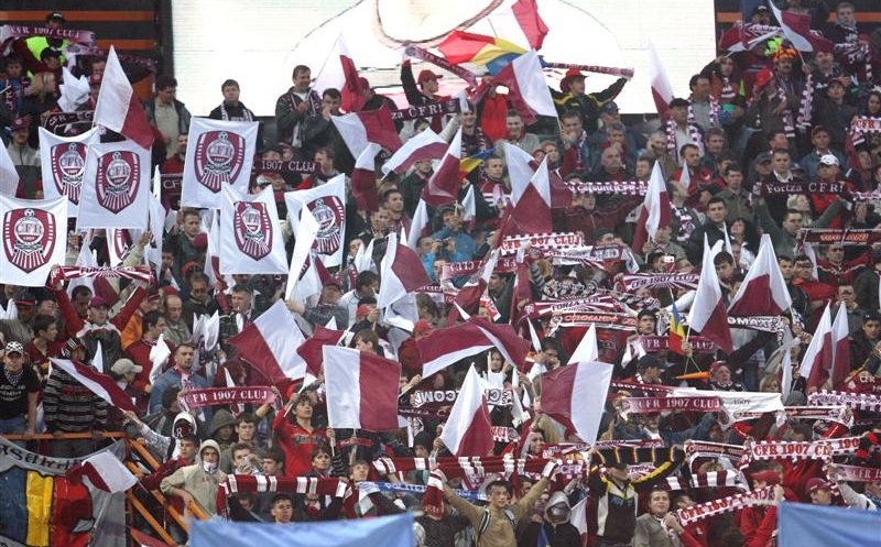 Suporterii din fotbal vor pe stadioane. Fanii CFR Cluj, cu jalba în proţap, la Guvernul Orban