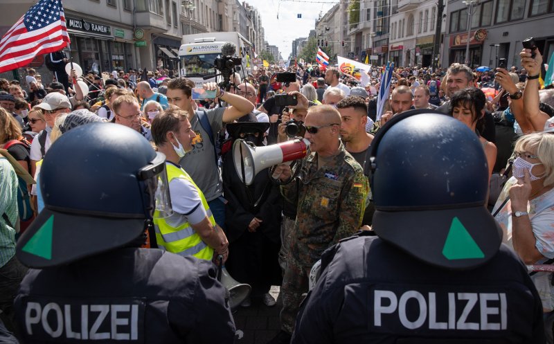 Germanii contestă regulile anti-Covid. Cât de diferite sunt de cele din România?