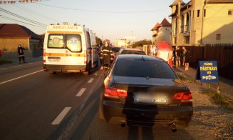 4 maşini implicate într-un accident la Gilău. 2 persoane au ajuns la spital