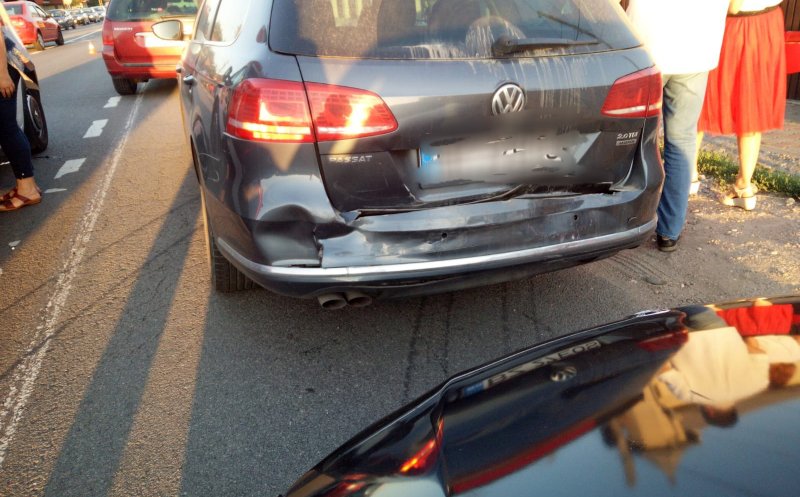 4 maşini, implicate într-un accident la Gilău. 2 persoane au ajuns la spital