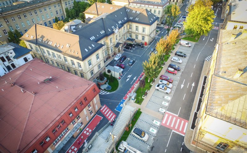 Curtea Spitalului Județean,  de nerecunoscut după modernizare. Urmează clădirile