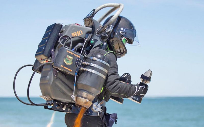 Omul care a zburat cu un jetpack printre avioane