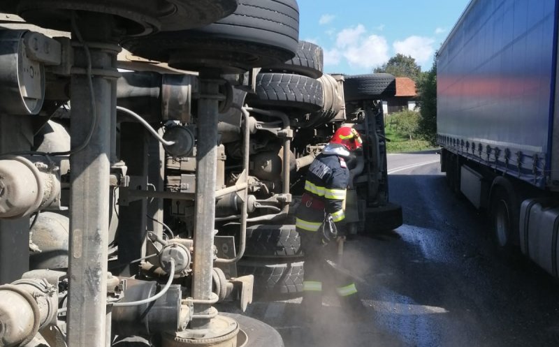 Camion cu pietriș, răsturnat pe Cluj-Oradea
