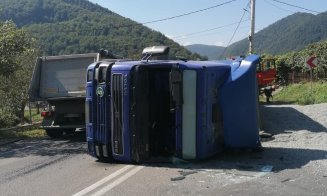 Camion cu pietriș, răsturnat pe Cluj-Oradea