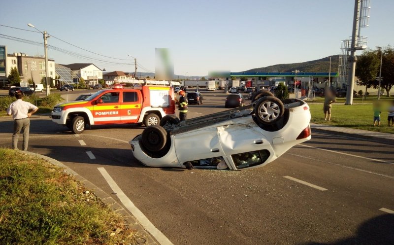 Accident Cluj: Impact violent între două mașini. Una a ajuns cu roțile-n sus