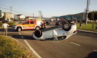 Accident Cluj: Impact violent între două mașini. Una a ajuns cu roțile-n sus