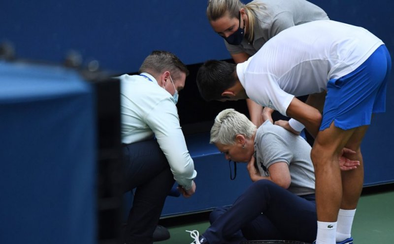 Djokovic, descalificat de la US Open. A lovit cu mingea un arbitru