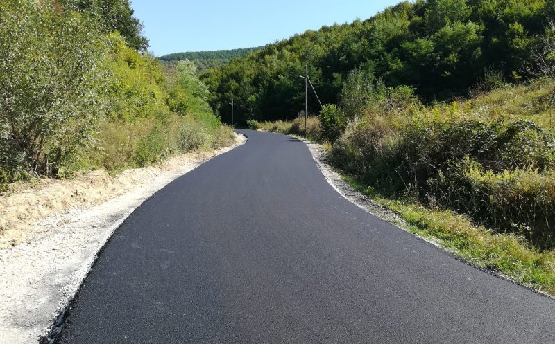 A început asfaltarea pe drumul Cuzdrioara – Valea Gârboului – Rugășești