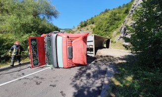 Basculantă cu nisip, răsturnată pe un drum din Cluj