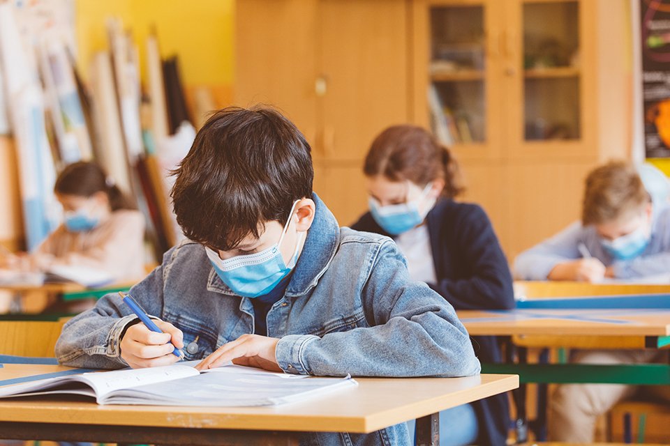 Ce se întâmplă cu şcoala dacă apar trei cazuri de infectare la copii în clase diferite