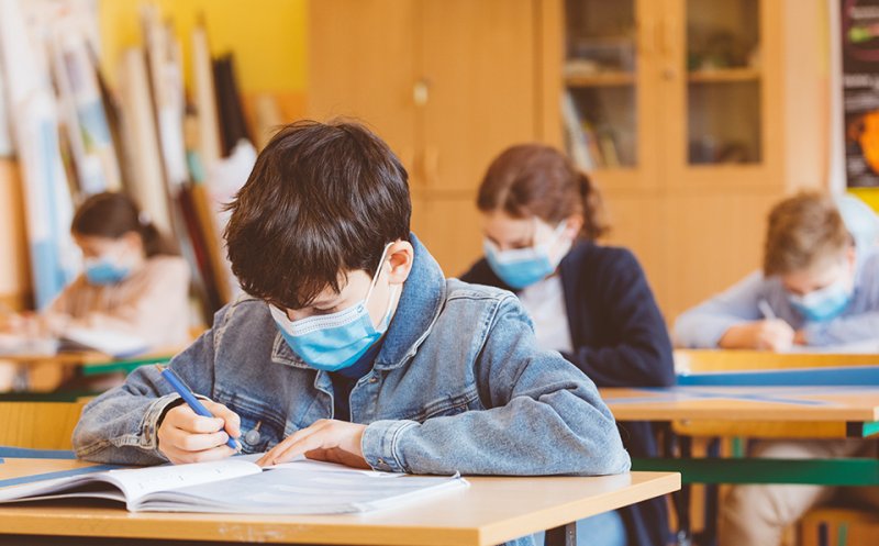 Ce se întâmplă cu şcoala dacă apar trei cazuri de infectare la copii în clase diferite