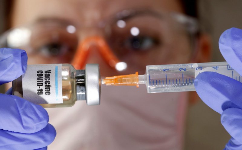 A fost întreruptă testarea vaccinului dezvoltat de Universitatea Oxford. Care e motivul?