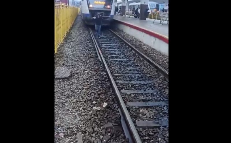 Un bărbat se „ceartă” cu o Săgeată Albastră în Gara din Cluj-Napoca