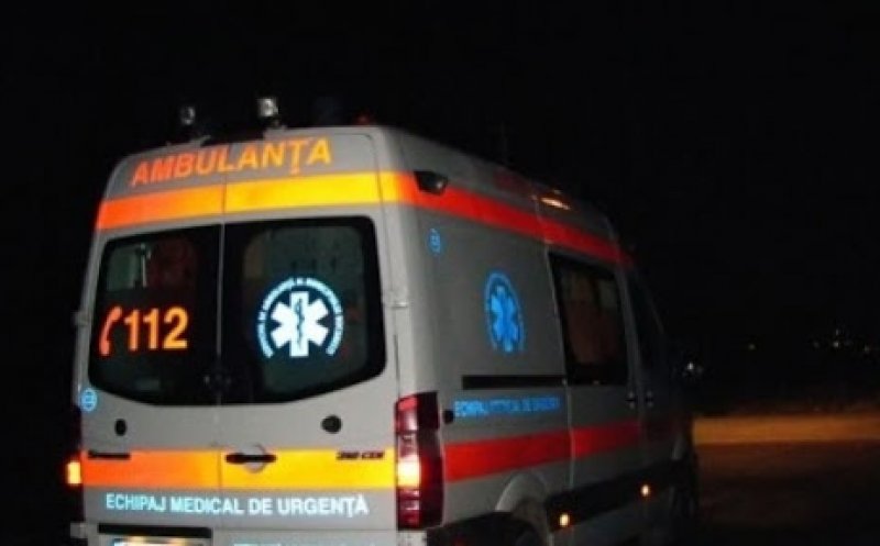 Accident cu răniți la Cluj. Mașină răsturnată, după ce un șofer de aproape 70 de ani a întors pe linia continuă