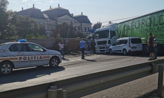 Accident grav în Răscruci, între două TIR-uri şi o maşină. O persoană încarcerată