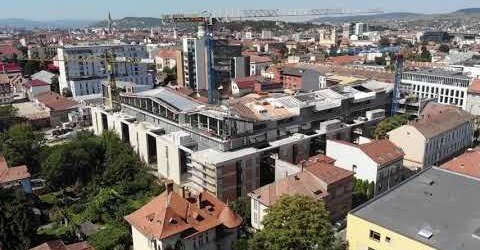 Cum arată, la început de toamnă, sediul celei mai mari bănci din România