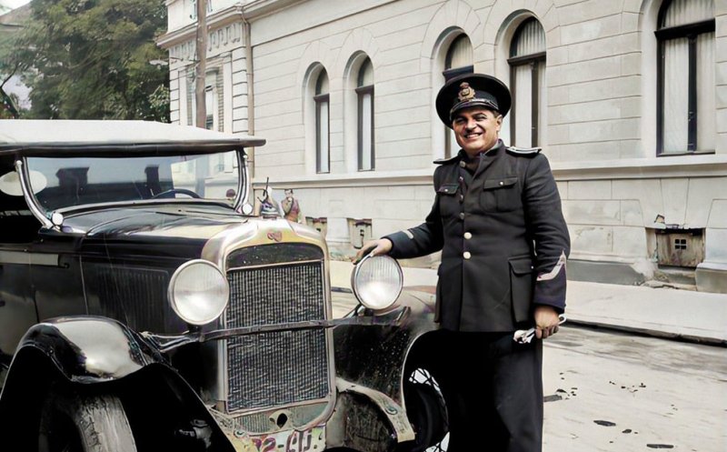 Un poliţist din Cluj reparându-şi maşina de serviciu, anii '40