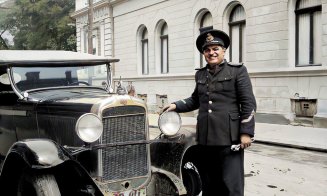 Un poliţist din Cluj reparându-şi maşina de serviciu, anii '40