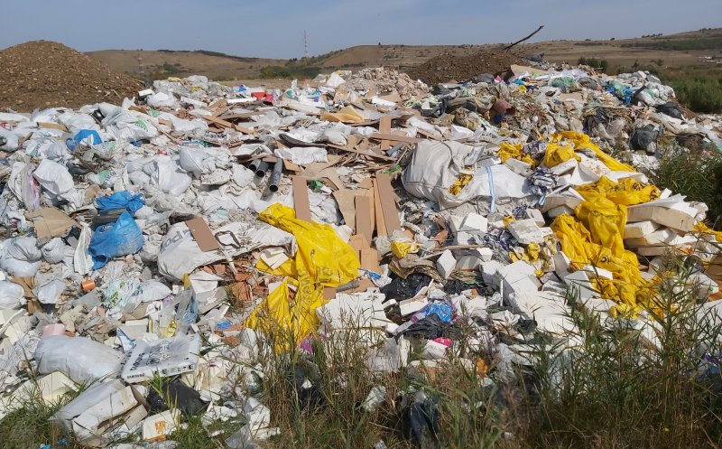 Tone de deșeuri aruncate pe malul Someșului, lângă centura ocolitoare a orașului