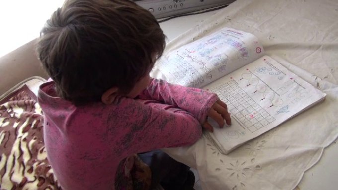 Peste 800.000 de elevi nu au acces la internet, dar Ministerul Educaţiei cere şcoală online