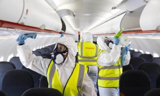 Un singur pasager al unei curse aeriene a infectat cu COVID-19 alţi 15