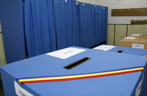 Cabinele de vot, instalate în avans la școala unde va vota Emil Boc, i-au lăsat pe elevi fără distanţare