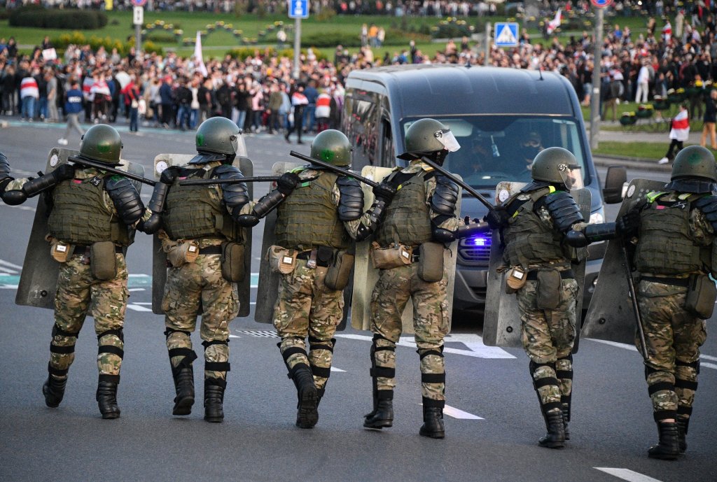 Lukaşenko a depus în secret jurământul de învestitură. Mii de oameni au ieşit la proteste