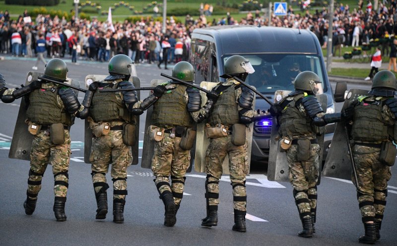 Lukaşenko a depus în secret jurământul de învestitură. Mii de oameni au ieşit la proteste