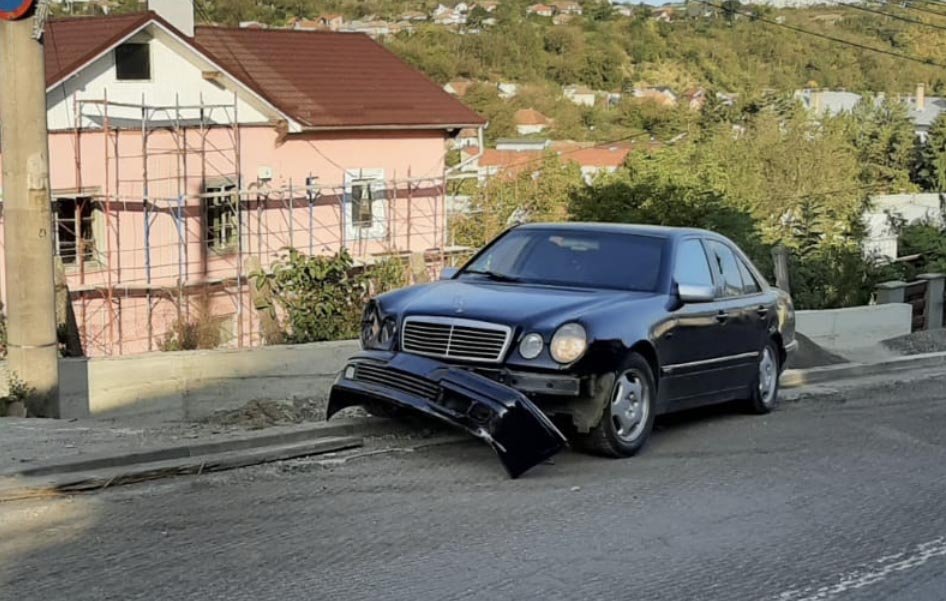 Bărbat arestat la Cluj după ce și-a amenințat fosta iubită cu pistolul și i-a făcut zob mașina