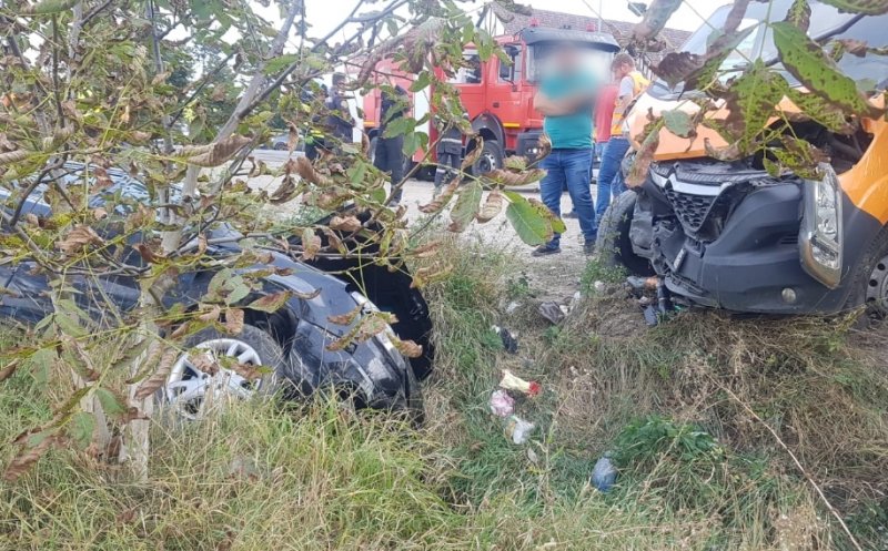 Accident cu răniți în Tureni. Un șofer de 71 de ani a intrat într-o autoutilitară