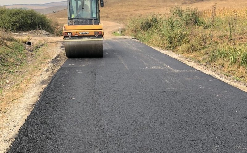 Lucrările de întreținere pe drumul spre Roșieni au intrat în faza de asfaltare
