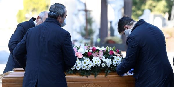 Căsătorii şi înmormântări autorizate doar dacă toţi participanţii fac dovada testului COVID negativ. Unde se întâmplă?